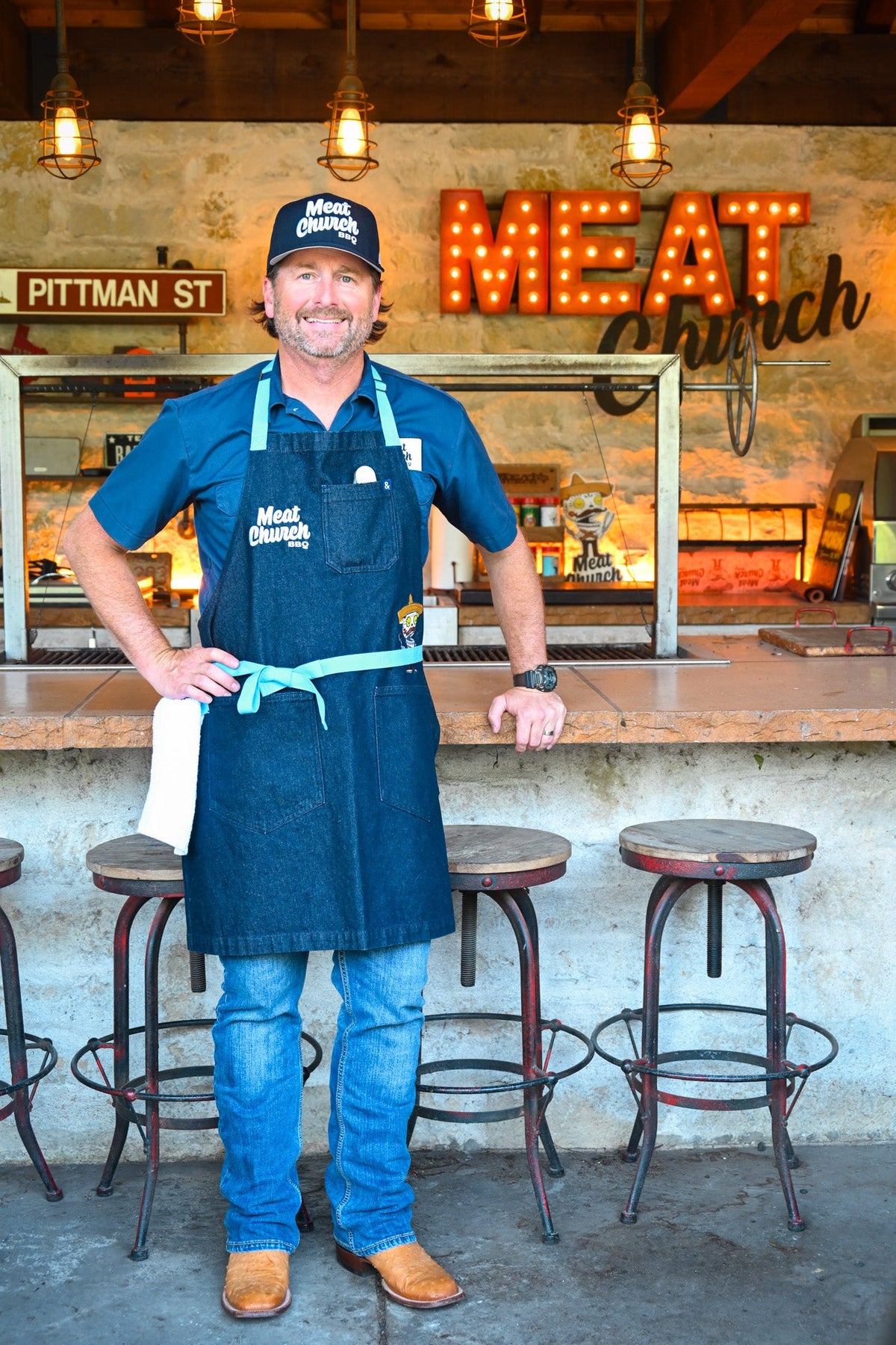 hedley-and-bennett-meat-church-apron-navy-y2 NAVY_H_B_APRON_LIFESTYLE_OUTDOOR_KITCHEN_TIED.jpg
